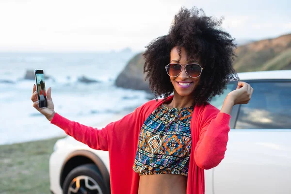 Χαρούμενη γυναίκα παίρνοντας selfie με smartphone κατά τη διάρκεια του ταξιδιού του αυτοκινήτου — Φωτογραφία Αρχείου