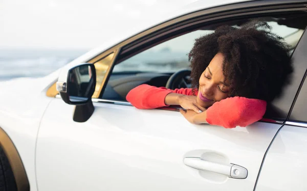 Relaxed woman in her car enjoying the silence and tranquility — Stock Photo, Image