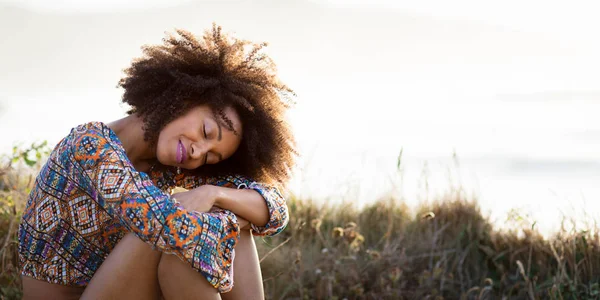 Young woman relaxing at the coast — Stock Photo, Image