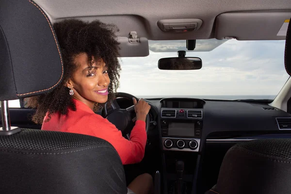 Mulher alegre em viagem de carro — Fotografia de Stock
