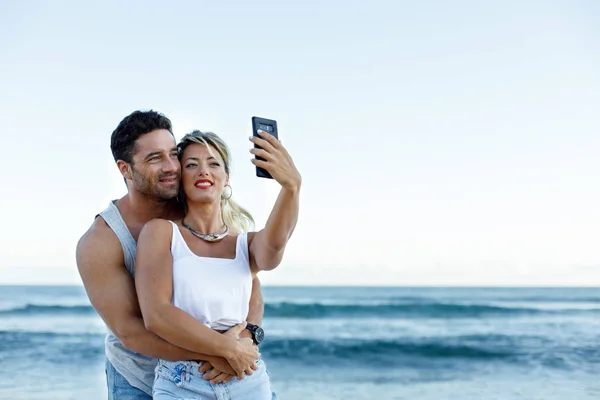 ビーチで若いカップル撮影 selfie — ストック写真