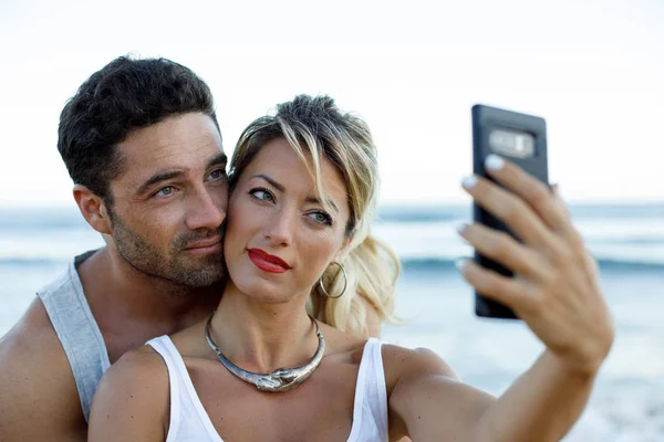 Genç çift alarak selfie sahilde — Stok fotoğraf