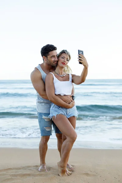 Genç çift alarak selfie sahilde — Stok fotoğraf
