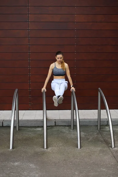 Fit woman doing dips — Stock Photo, Image