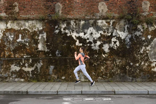 Mulher correndo em asfalto urbano — Fotografia de Stock