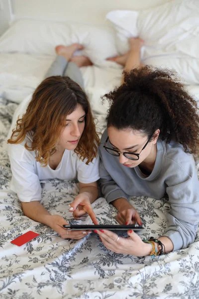 Jovens mulheres comprando online com tablet digital em casa — Fotografia de Stock