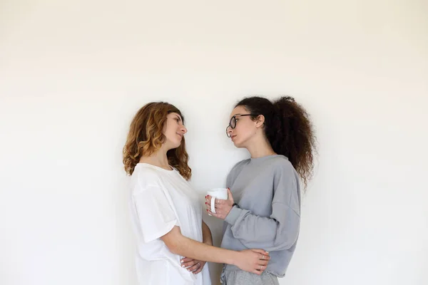 Mladý příležitostný lesbický pár doma — Stock fotografie
