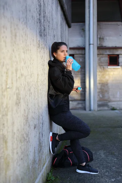 Urbano mulher desportiva água potável . — Fotografia de Stock