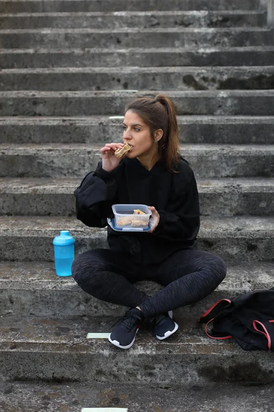 Mulher desportiva comer dieta omelete proteína — Fotografia de Stock