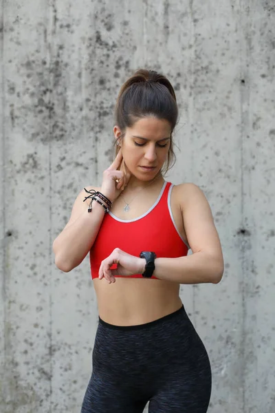 Healthy sporty woman taking pulse — Stock Photo, Image