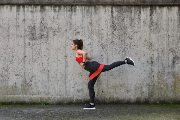 Young woman training with fitness resistance band — Stock Photo, Image