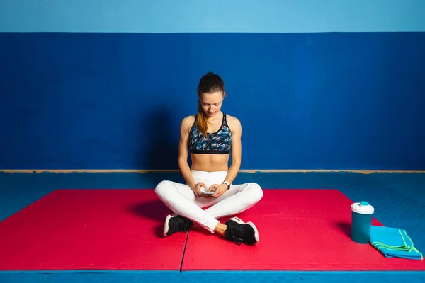 Ajuste Jovem Esportiva Ginásio Tendo Descanso Para Usar Aplicativo Fitness — Fotografia de Stock