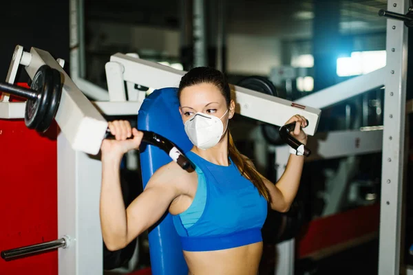 Young Fitness Woman Working Out Gym Wearing N95 Face Mask — Stock Photo, Image