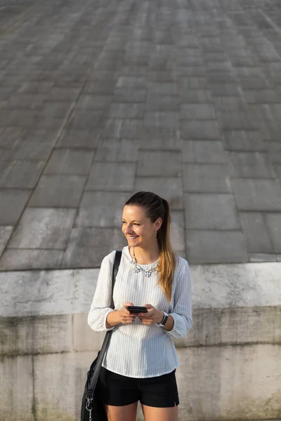 Joven Exitosa Mujer Negocios Mensajes Texto Teléfono Inteligente Moda Profesional —  Fotos de Stock