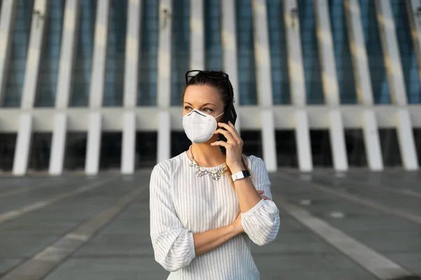 Jonge Professionele Vrouw Mobiele Telefoon Oproep Buiten Onder Het Coronavirus — Stockfoto