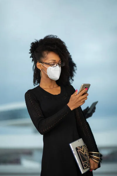 Unge Stilige Forretningskvinne Med Ansiktsmaske Som Sms Smarttelefon Profesjonell Moteriktig – stockfoto