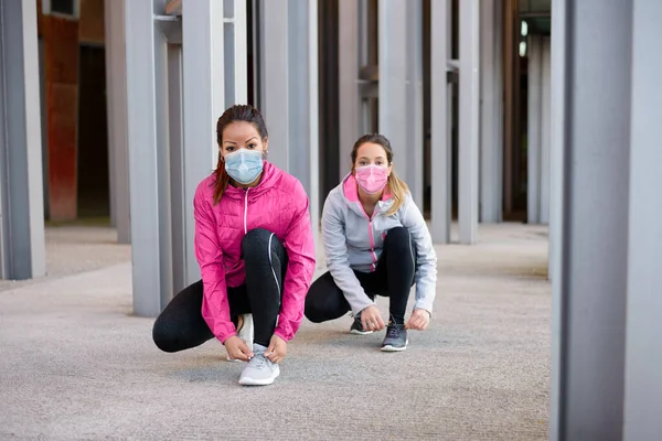 Mulheres Esportivas Vestindo Máscara Facial Preparando Para Treino Corrida Urbana — Fotografia de Stock