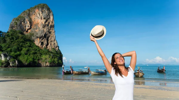 快乐的女人享受着去泰国克拉比的旅行假期 快乐的黑发美女在铁路海滩开心的笑着 — 图库照片
