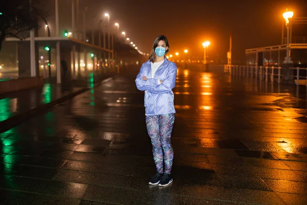 Condiënte Vrouwelijke Atleet Stedelijke Nachtfitness Hardlooptraining Met Gezichtsmasker Tegen Covid — Stockfoto