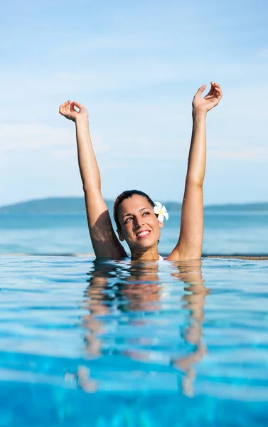 Vacker Lycklig Kvinna Avkopplande Resort Swimmming Pool Sommar Koppla Och — Stockfoto