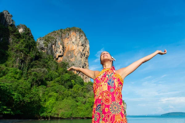 Mulher Desfrutando Liberdade Lazer Bela Railay Beach Tailândia — Fotografia de Stock