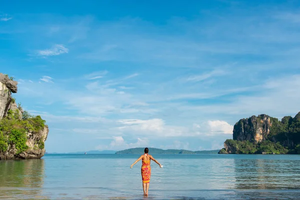 Woman Enjoying Freedom Leisure Beautiful Railay Beach Thailand — Stock Photo, Image