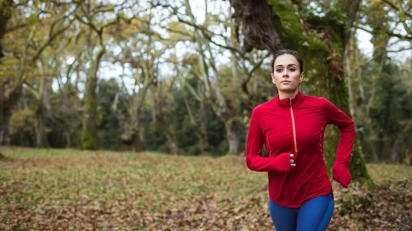 Sportieve Fitnessvrouw Loopt Herfst Vrouwelijke Jonge Atleet Traning Outdoor — Stockfoto