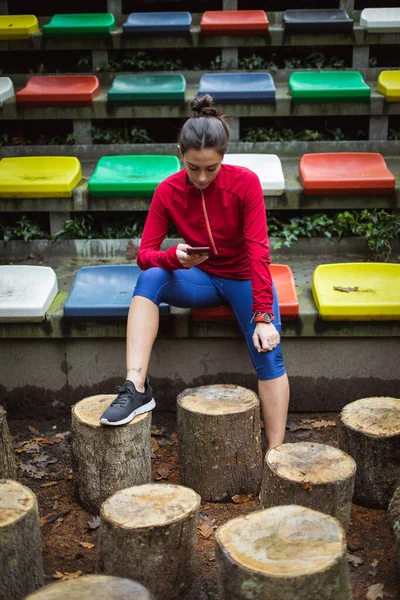 Genç Bayan Koşucu Akıllı Telefon Çalıştırma Uygulaması Hedefleri Kontrol Için — Stok fotoğraf