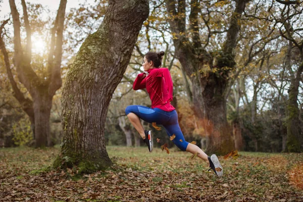 Mujer Joven Corriendo Otoño Atleta Forma Femenina Haciendo Poderoso Salto — Foto de Stock