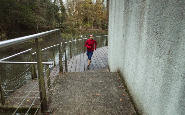 Kvinnlig Idrottsman Som Springer Stadsparken Hösten — Stockfoto