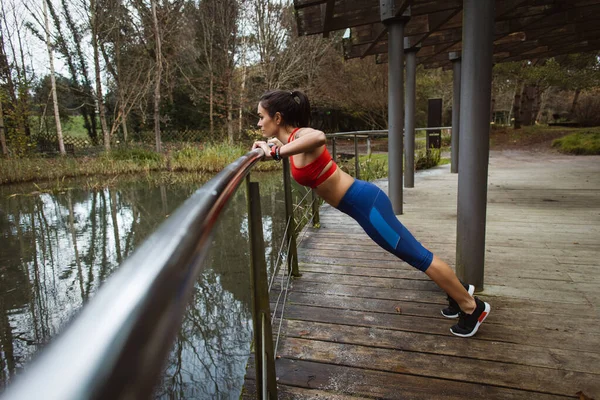 Sportliche Junge Frauen Trainieren Der Herbstsaison Park Fitte Athletin Macht — Stockfoto