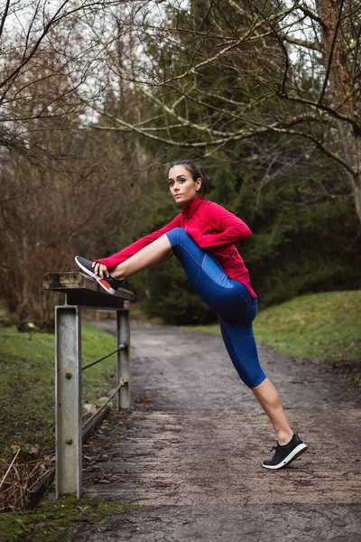 Mujer Joven Deportiva Entrenando Otoño Parque Corredor Femenino Ejercitando Estirando —  Fotos de Stock