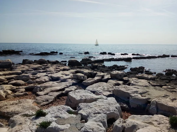 水手和石头海滩 克罗地亚2018 — 图库照片