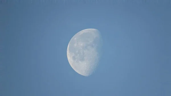 Mooie Maan Zichtbaar Tijdens Een Dag Een Bewolkt Hemel — Stockfoto