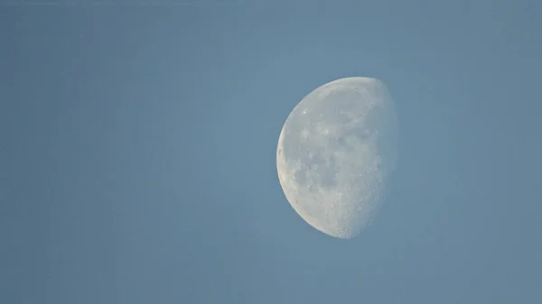 Schöner Mond Der Einem Tag Bewölkten Himmel Sehen Ist — Stockfoto