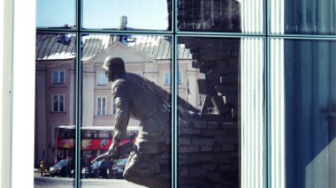 Varşova Ayaklanma Anıtı yansıması, Polonya, Mart 2018