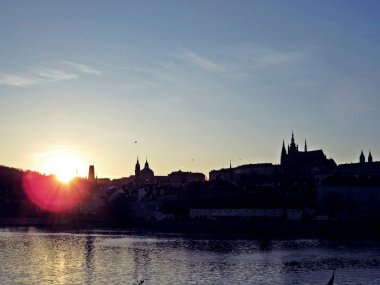 Günbatımı arka plan, Prague, Çek Cumhuriyeti, Prag Kalesi ile Vltava Nehri üzerinde