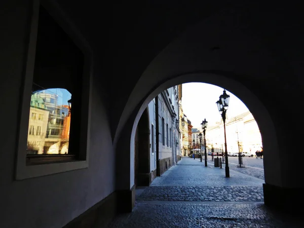 Przejście Old Street Window Reflection Praga Czechy — Zdjęcie stockowe