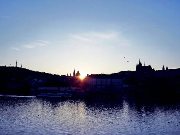 Puesta Sol Sobre Río Moldava Con Castillo Praga Fondo Praga — Foto de Stock