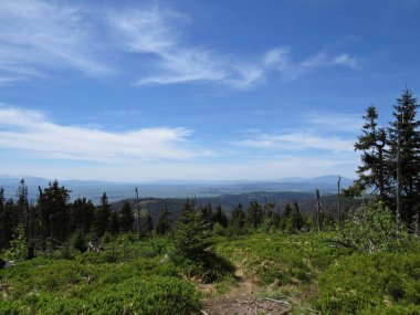 Manzaraya bulutlu gökyüzü ile güzel Dağları