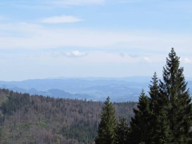 Manzaraya bulutlu gökyüzü ile güzel Dağları