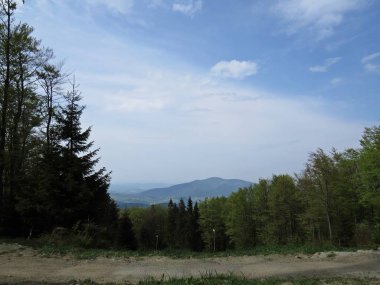 Manzaraya bulutlu gökyüzü ile güzel Dağları