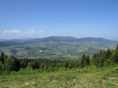 Manzaraya bulutlu gökyüzü ile güzel Dağları