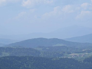 Manzaraya bulutlu gökyüzü ile güzel Dağları