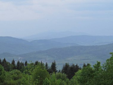 Manzaraya bulutlu gökyüzü ile güzel Dağları