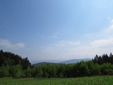 Manzaraya bulutlu gökyüzü ile güzel Dağları