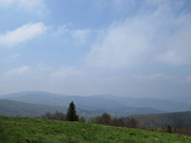 Manzaraya bulutlu gökyüzü ile güzel Dağları