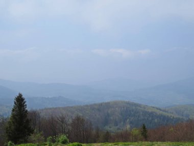 Manzaraya bulutlu gökyüzü ile güzel Dağları