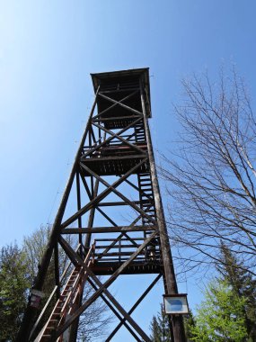 Mogielica dağ, Polonya tepesinde Platform ile ilgilenen ile yüksek ahşap gözetleme kulesi