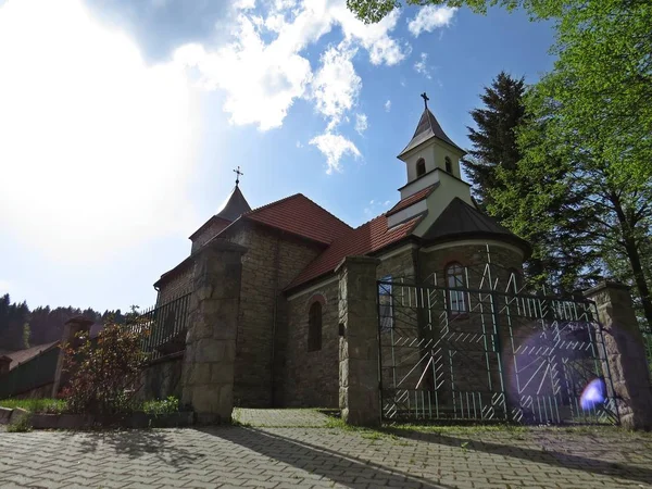 Chiesa Storica Villaggio Montagna Durante Giorno — Foto Stock